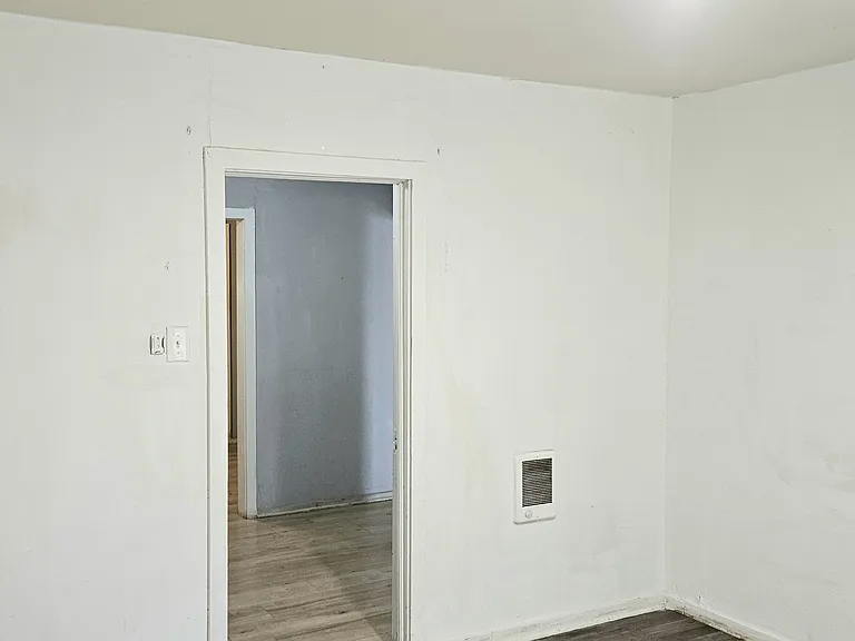 923 2nd Ave NW — Photo 1