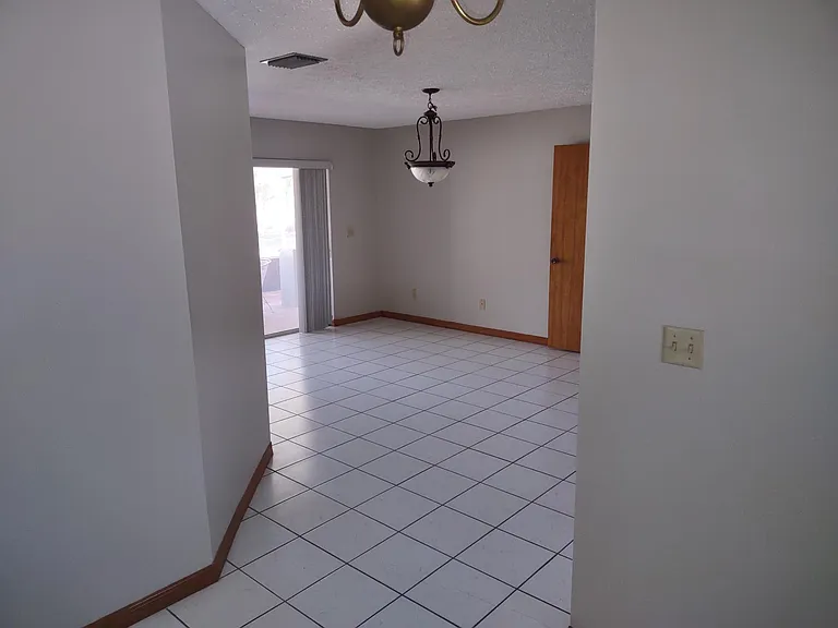 Dinning room foyer view