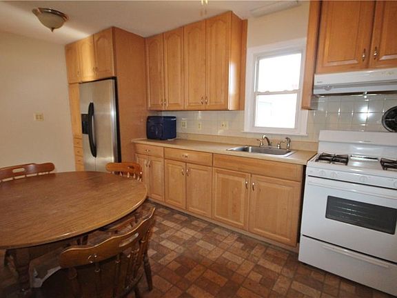 5th image of 8 Lois Ave