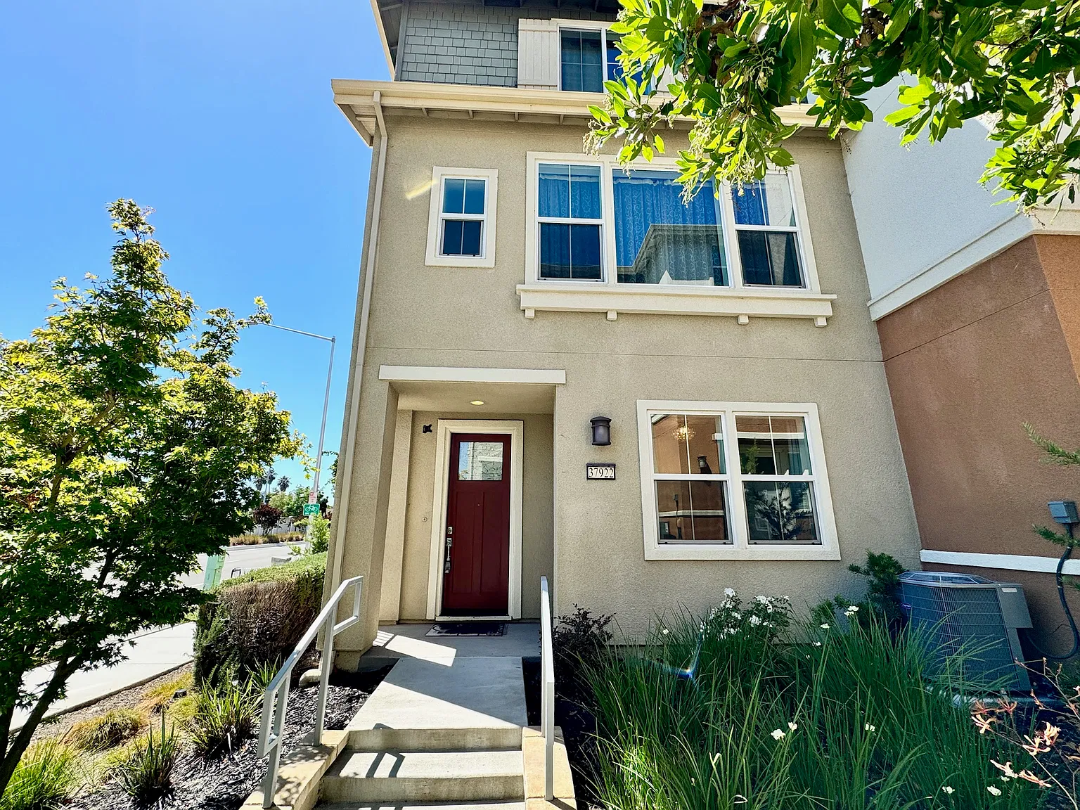 4 bed, 3.5 bath, 2026 sqft, $4,600 — Photo 2