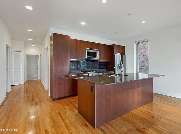 3rd image of 1422 N La Salle St #403