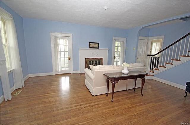 1st image of 912 N Woodlawn Ave