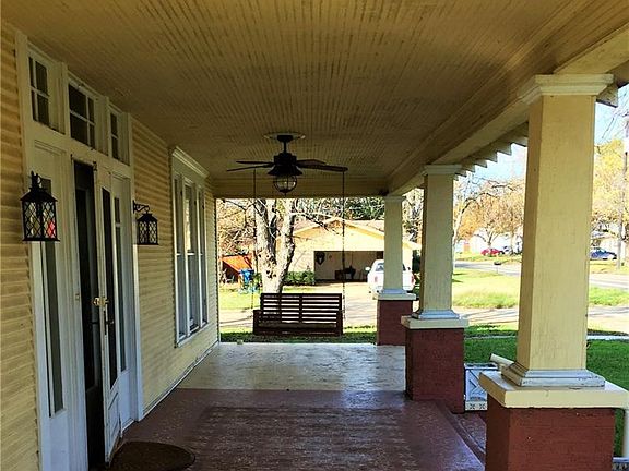 3rd image of 309 W San Saba St