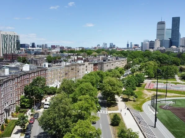 125 Park Dr APT 35, Boston, MA 02215