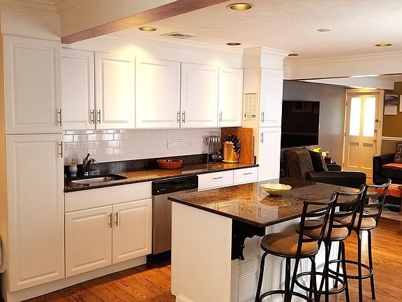 4th image of 270 Reservoir Ave