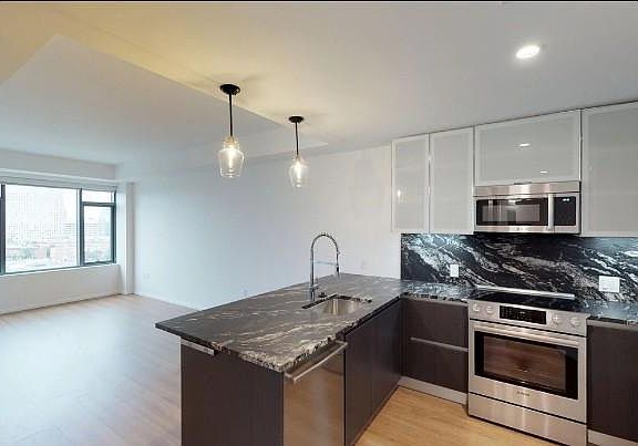 3rd image of 1318 N Randolph St #4C