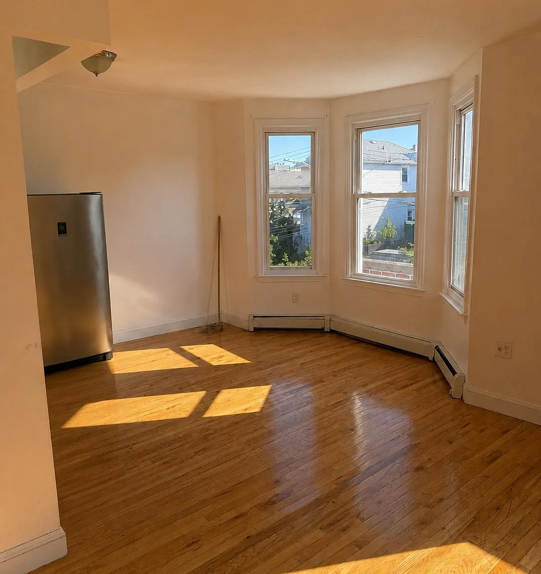 4 bed, 2.0 bath, 2060 sqft, $4,200 — Photo 3