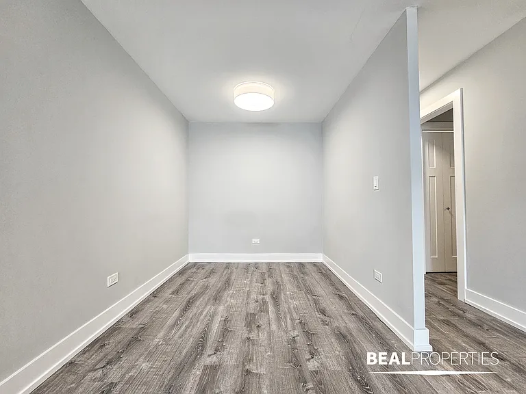 445 W Barry — Photo 5