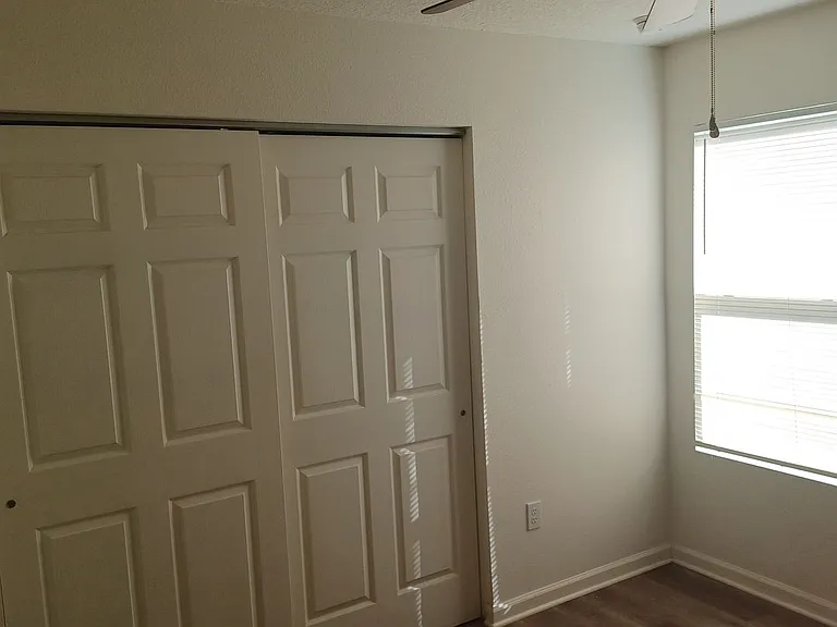 916 W 9th St — Photo 16