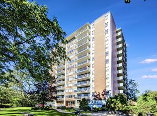 200 Queen Mary Dr, Oakville, ON L6K 3L1