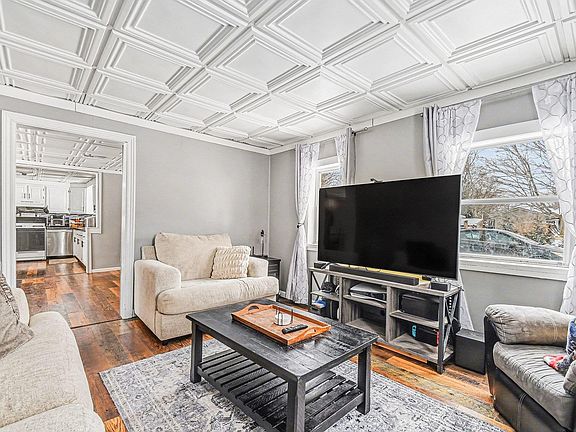 4th image of 602 N Maple St