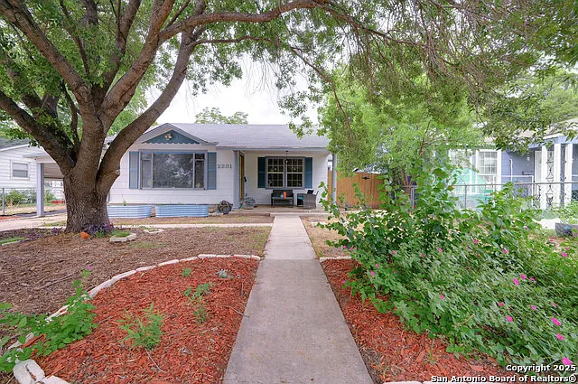 2231 W Woodlawn Ave — Photo 5
