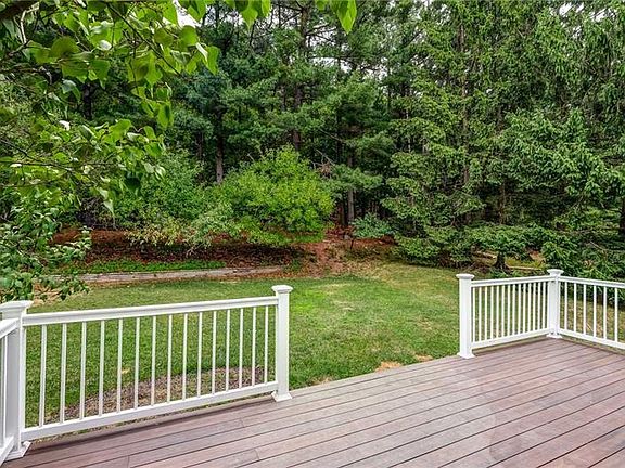 5th image of 429 Deerfield Dr