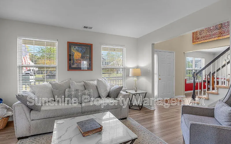 4 bed, 2.5 bath, 2300 sqft, $2,700 — Photo 4