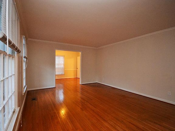Living room w gorgeous wood floors!