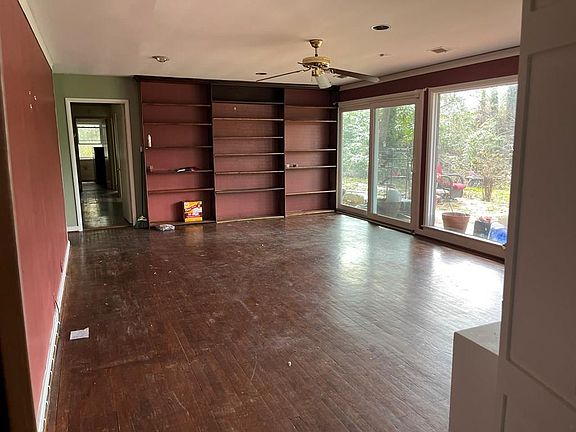 4th image of 912 S Main St