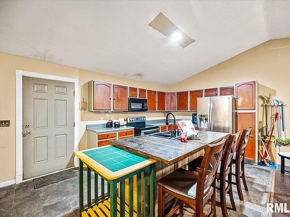 5th image of 610 E Embert Pl