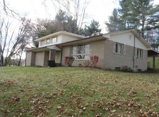 1752 Hillandale Rd NE, New Philadelphia, OH 44663