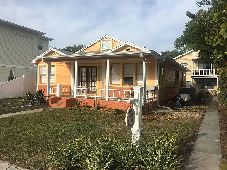 Second floor rear unit for rent, with bedroom private deck, facing Tampa Bay and Lassing Park..