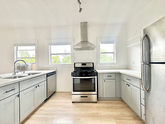 2nd image of 400 1/2 N Avenue 54