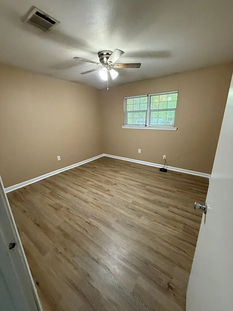 Benton 3 Bedroom, 1.5 Bathroom Home - Like New! — Photo 4