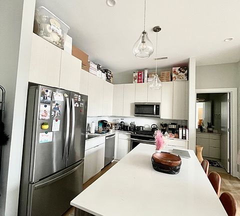 2nd image of 3334 N Southport Ave #202