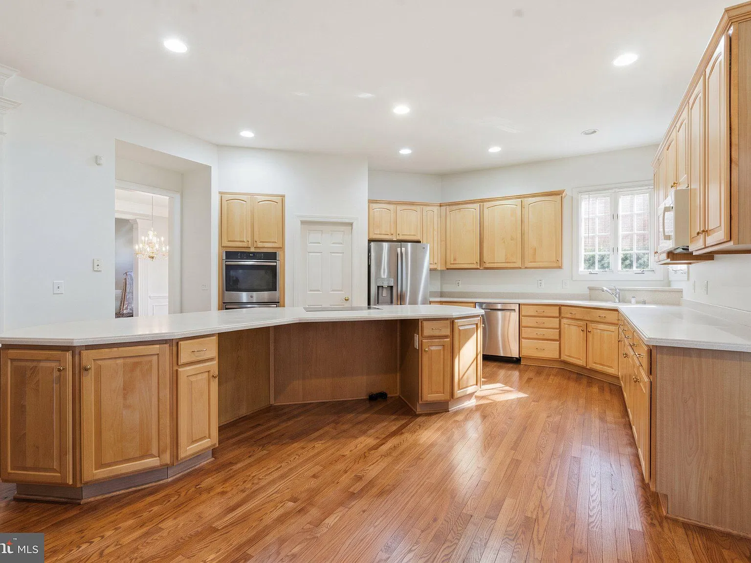 4 bed, 6.0 bath, 4281 sqft, $5,900 — Photo 4