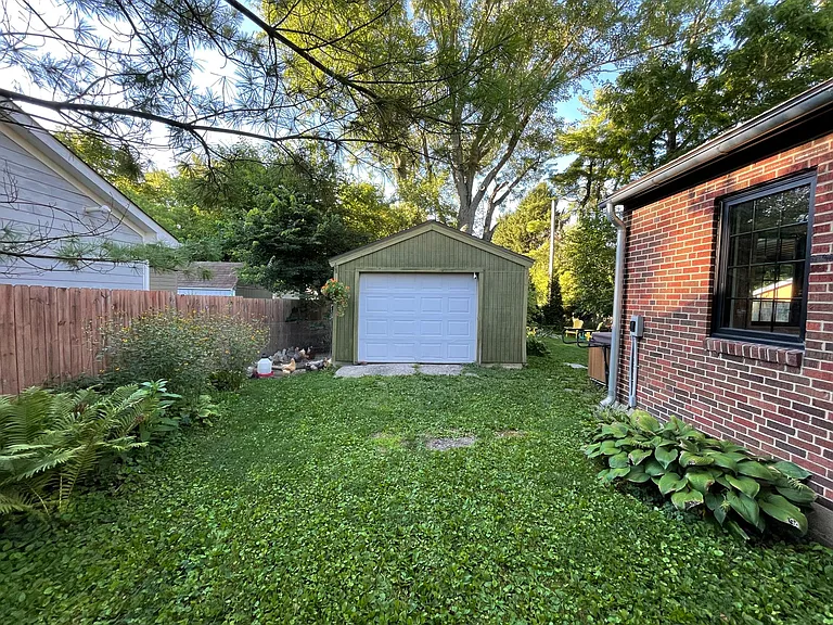 327 W Davis St — Photo 20