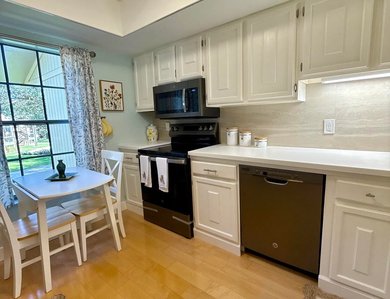 2 bed, 2.5 bath, 1205 sqft, $5,000 — Photo 2