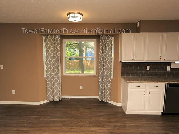 Bay window in dining area between family room and kitchen