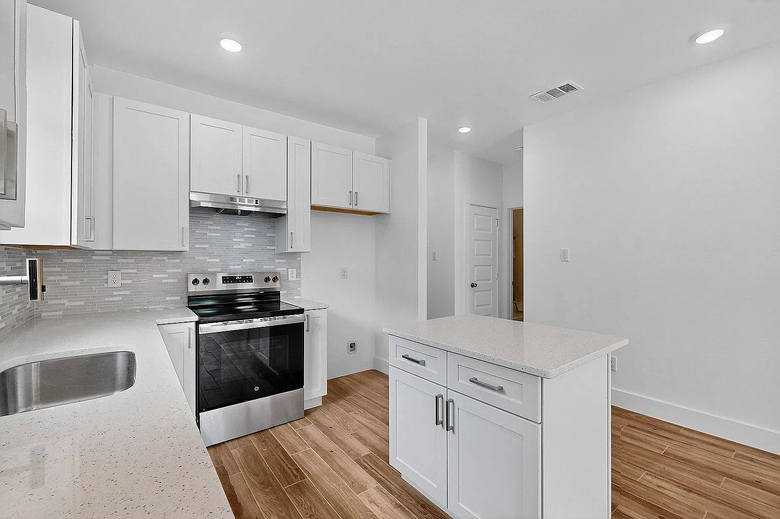 3 bed, 1184 sqft, $1,925 — Photo 2