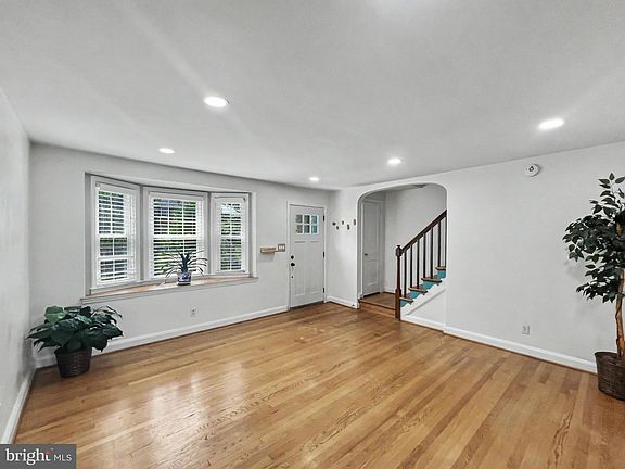 3rd image of 210 Stevenson Ln