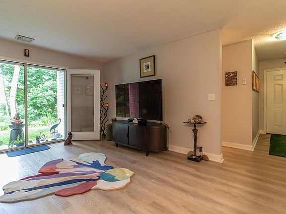 5th image of 15 Windsor Court #D