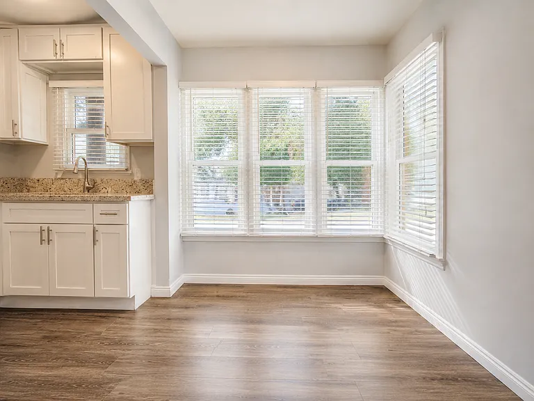1813 W Victory Blvd — Photo 3