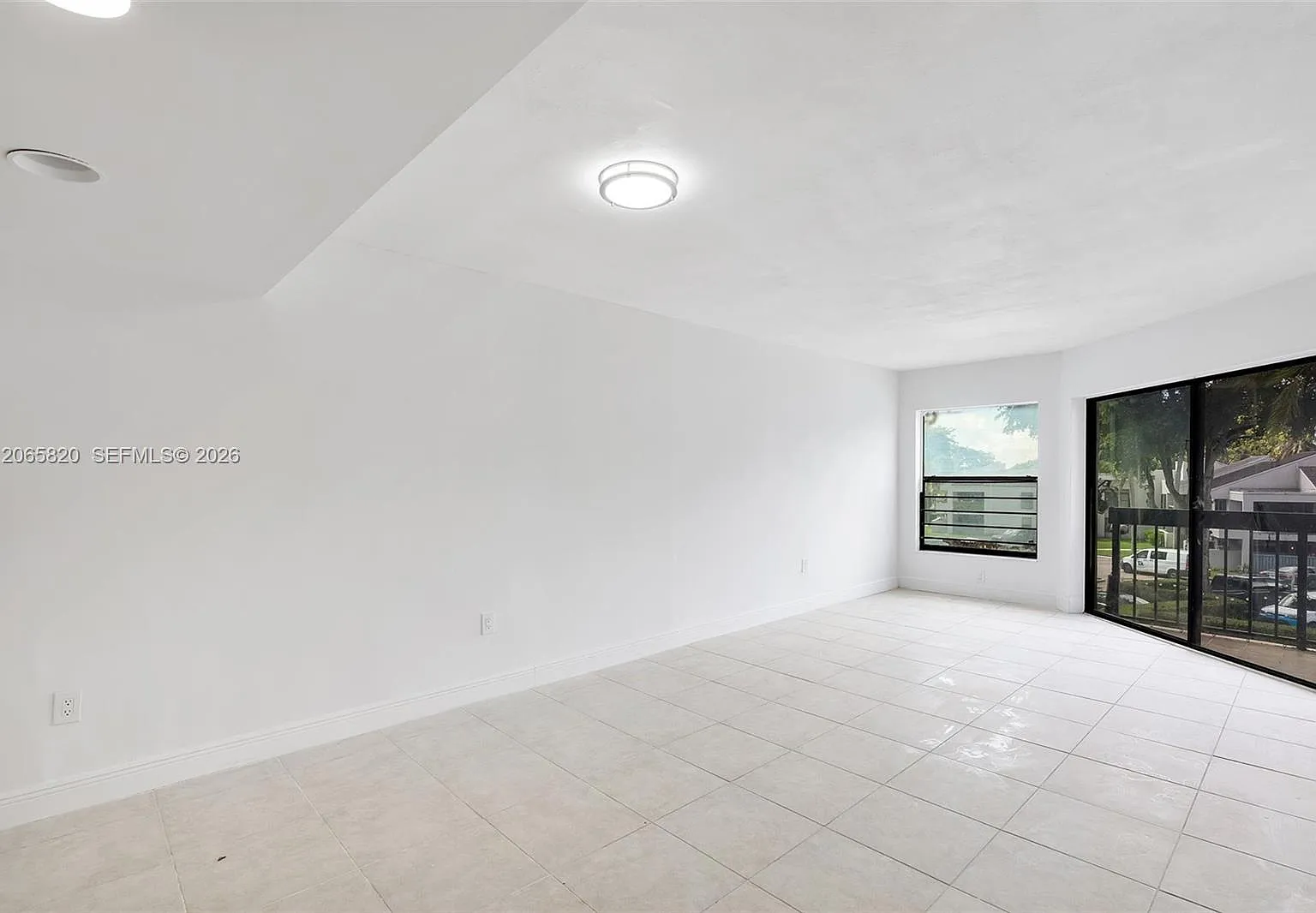 Calusa Club Village Condo — Photo 1