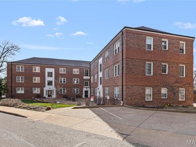 923 S Hanley Rd APT A, Saint Louis, MO, 63105