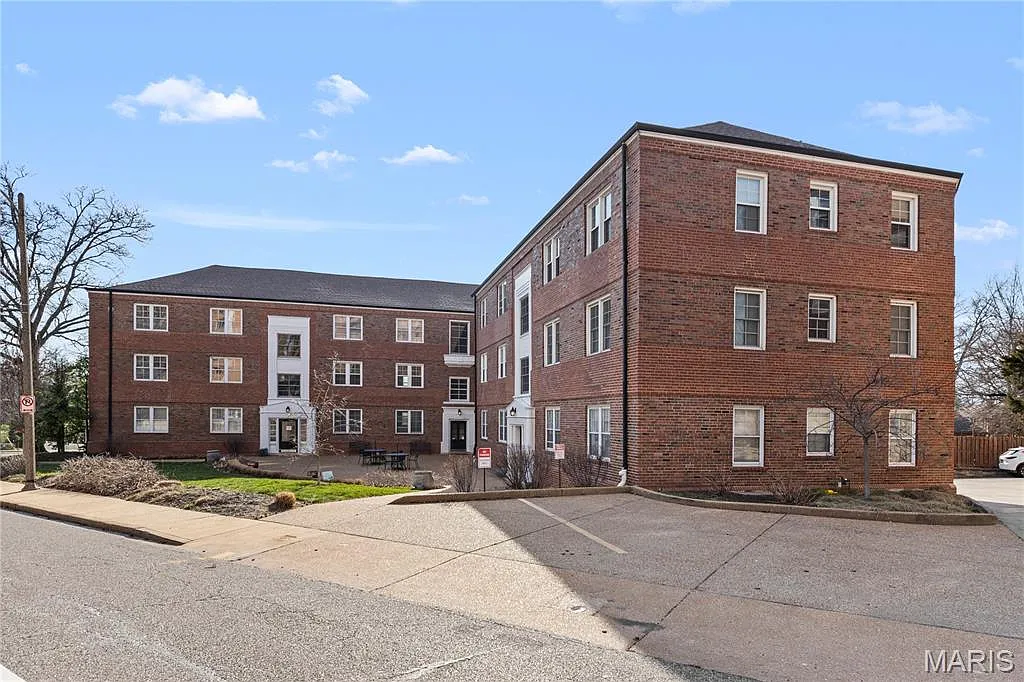 923 S Hanley Rd APT A photo 1