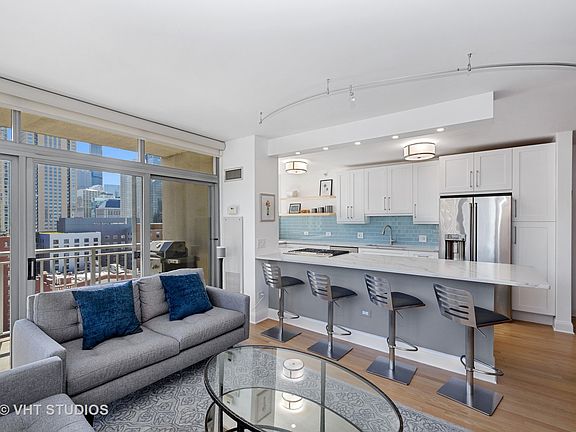 5th image of 600 N Dearborn St APT 1912