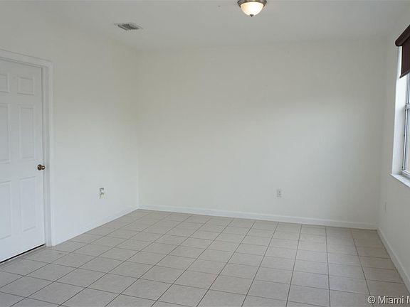 5th image of 984 NE 41st Pl #984