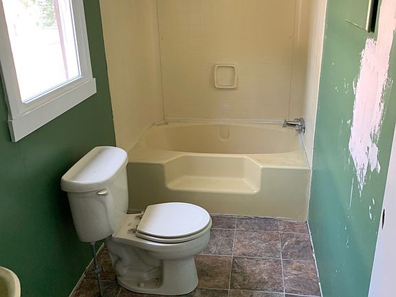 5th image of 222 Sycamore St