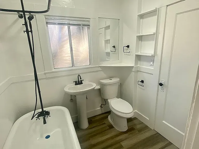 323 E 15th St #325 — Photo 2