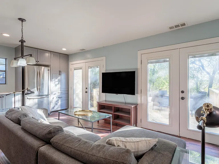 1307 Perez St — Photo 4
