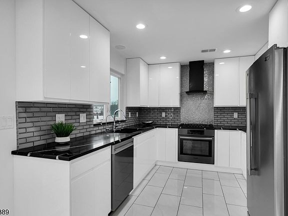 2nd image of 450 Vanderveer Rd