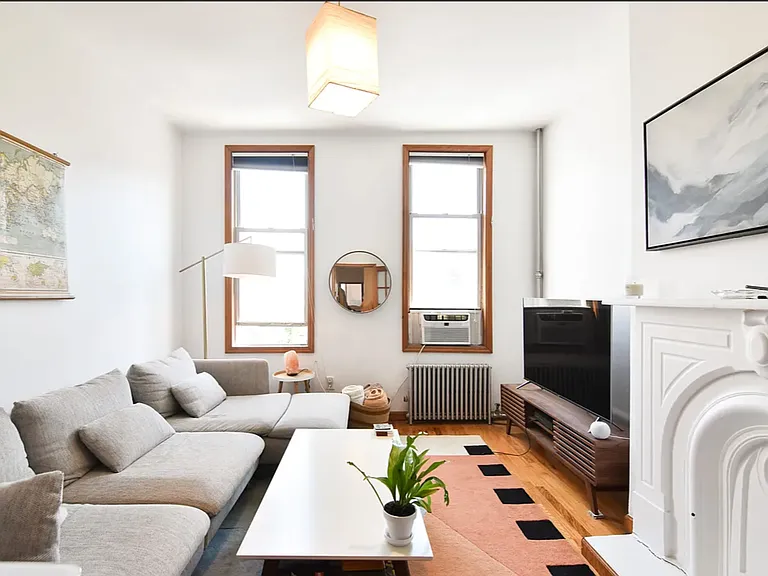 214 N 6th St #4L — Photo 1
