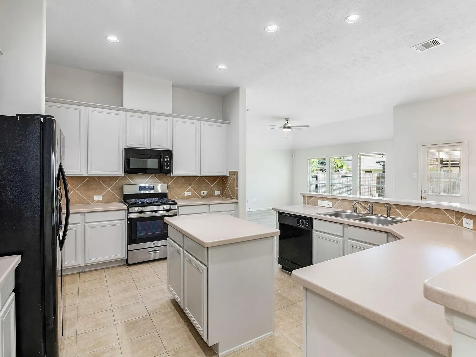 4 bed, 2.0 bath, 2216 sqft, $2,500 — Photo 3