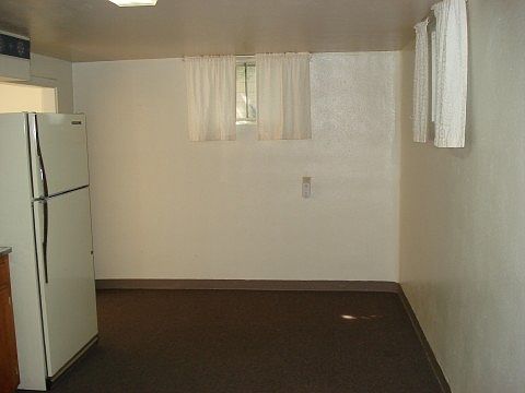 Large Eat-In Kitchen w/Dining Space