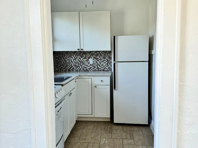 2573 Dellwood Ave — Photo 4