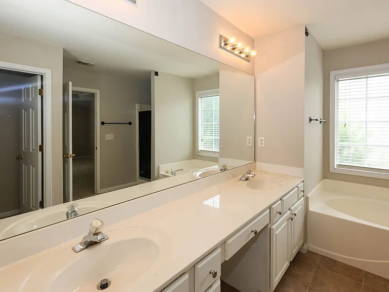 2895 Haynes Club Cir SW — Photo 38