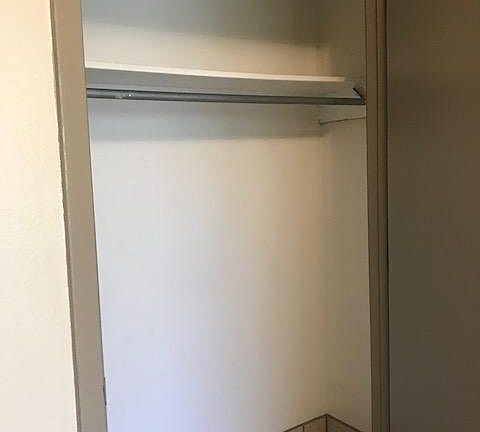 2nd image of 809 Parkview Dr