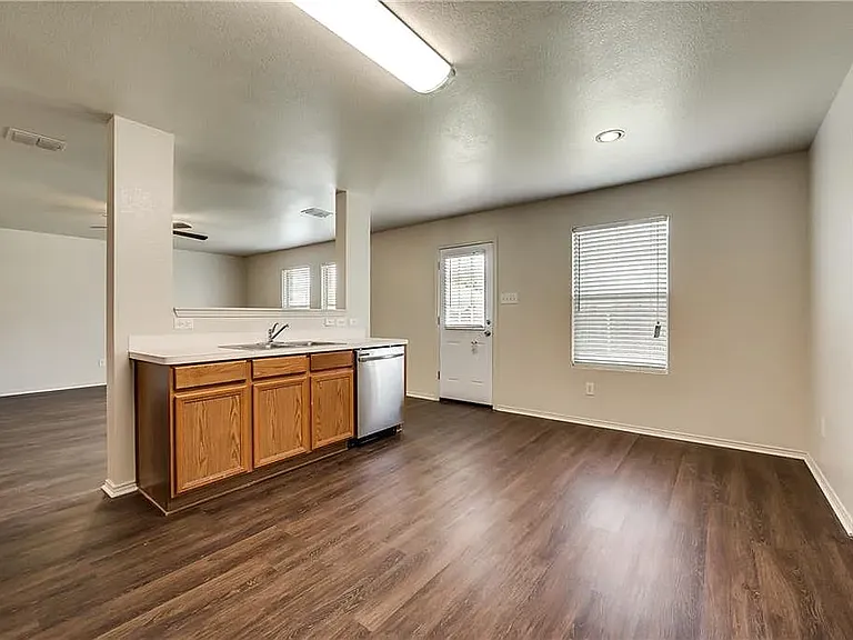 1109 Boxwood Dr — Photo 5